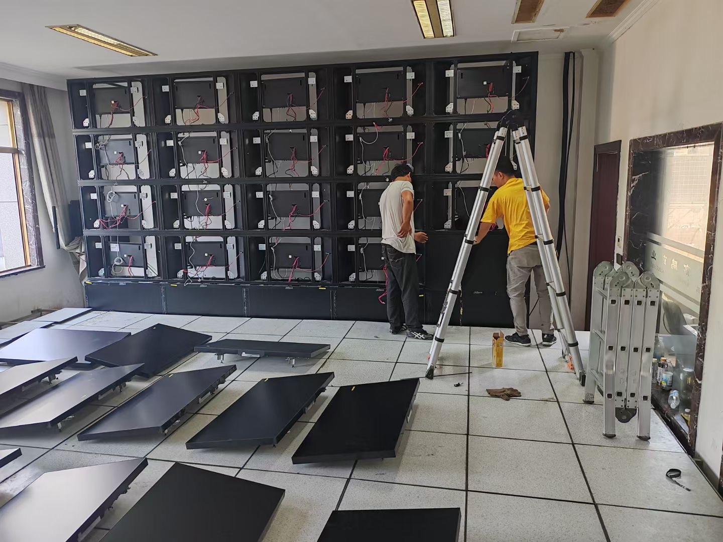 LED 显示屏安装与调试现场